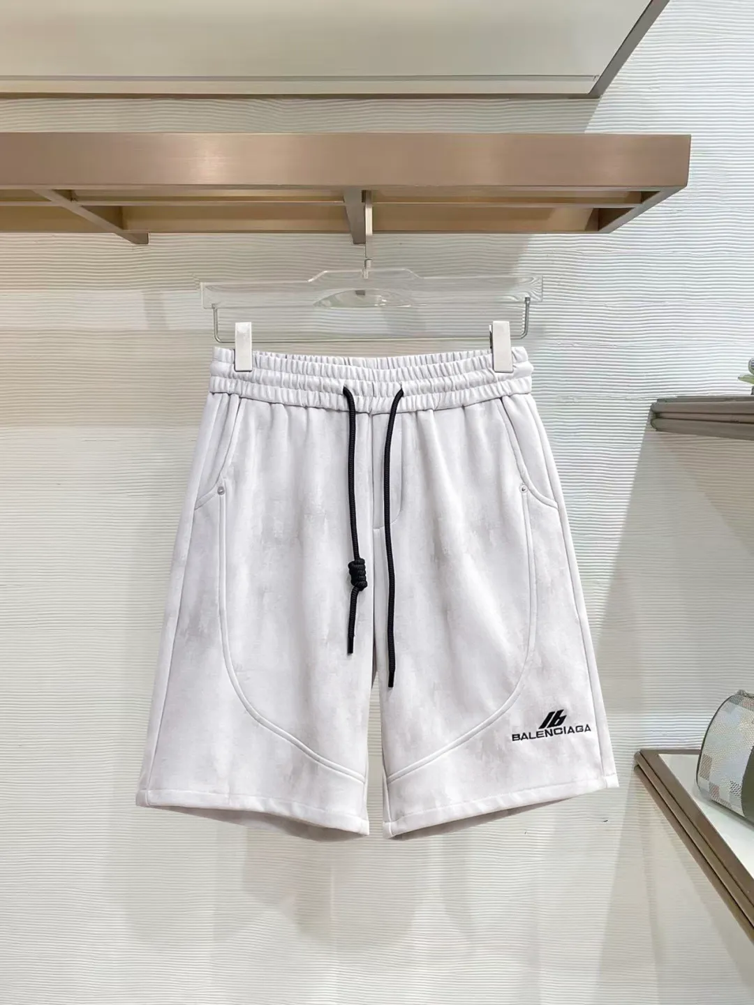 Balenciaga's three-standard complete 2026 summer New Arrival men's casual shorts, advanced custom-made Breathable fabric, Breathable fabric, extremely stretchy and comfortable, impeccable details, top-grade accessories, original logo design concept, delicate and soft feel! The upper body fit is awesome! Size: M-XXXL Please state your height and weight when ordering